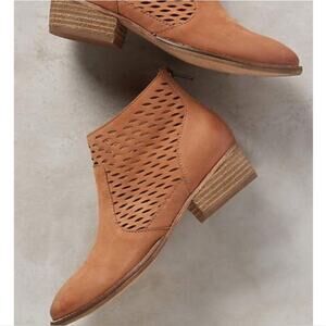 Anthropologie Seychelles Waypoint Tan Booties perforated laser size‎ 8 leather